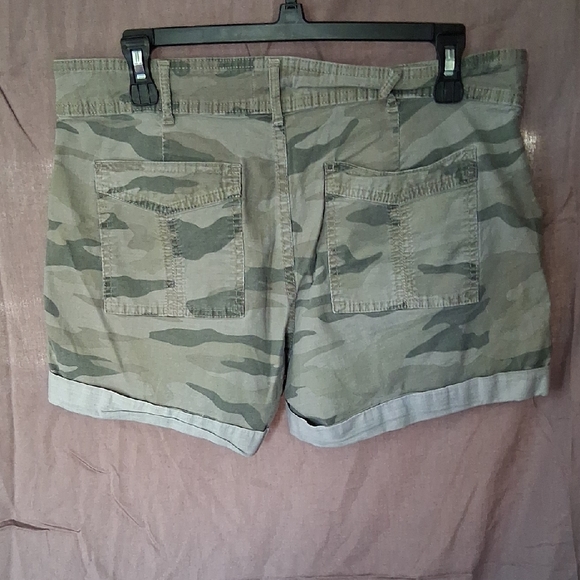 Green Cargo Shorts with Belt Loops and Mid-Thigh Length - Picture 5 of 7
